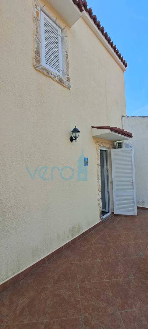 Omišalj, središče, kamnita hiša v vrsti 130 m2, terasa, parkirišče, prodaja