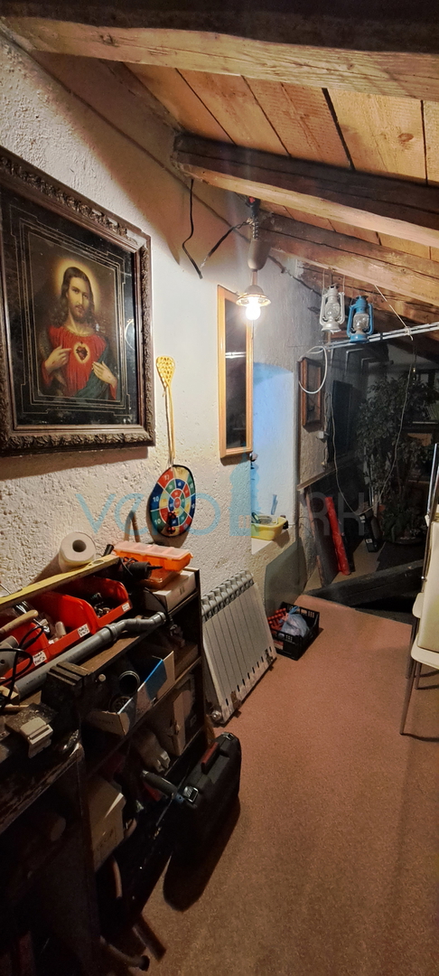 Omišalj, središče, kamnita hiša v vrsti 130 m2, terasa, parkirišče, prodaja