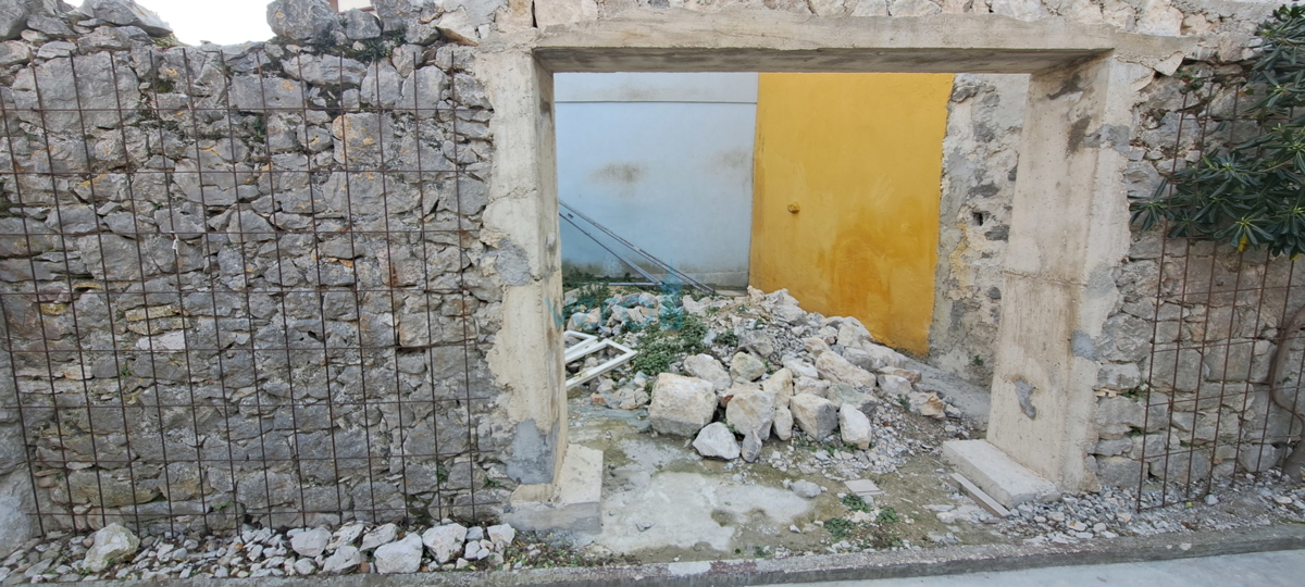 Omišalj, središče, kamnita hiša v vrsti 130 m2, terasa, parkirišče, prodaja