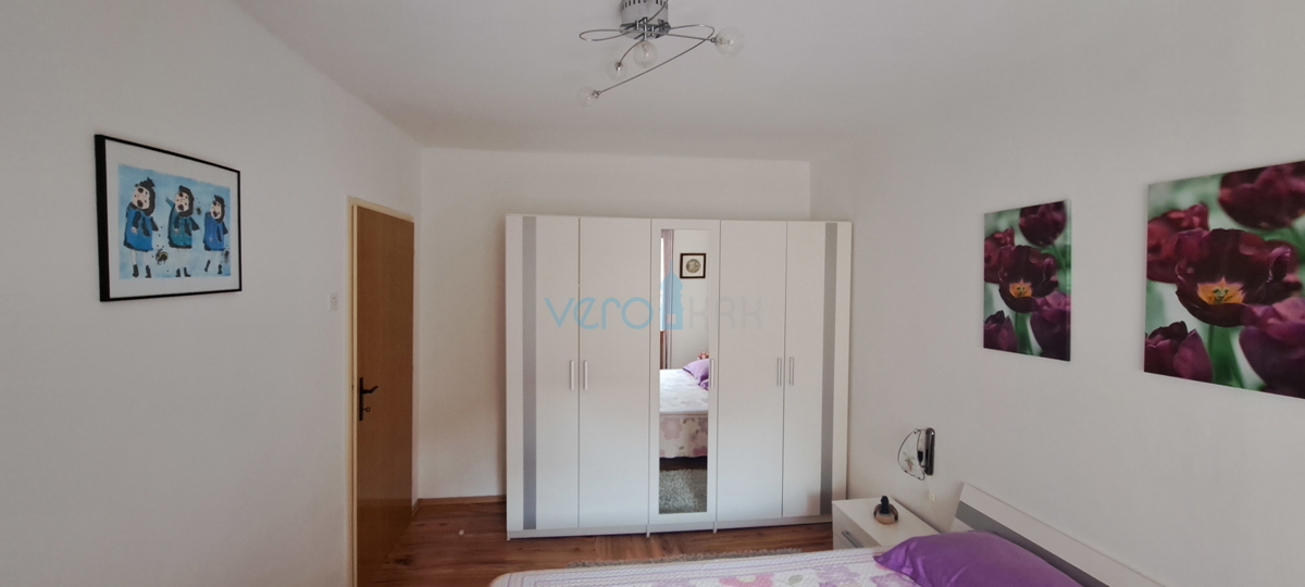Omišalj, središče, kamnita hiša v vrsti 130 m2, terasa, parkirišče, prodaja