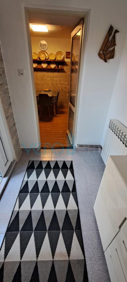 Omišalj, središče, kamnita hiša v vrsti 130 m2, terasa, parkirišče, prodaja