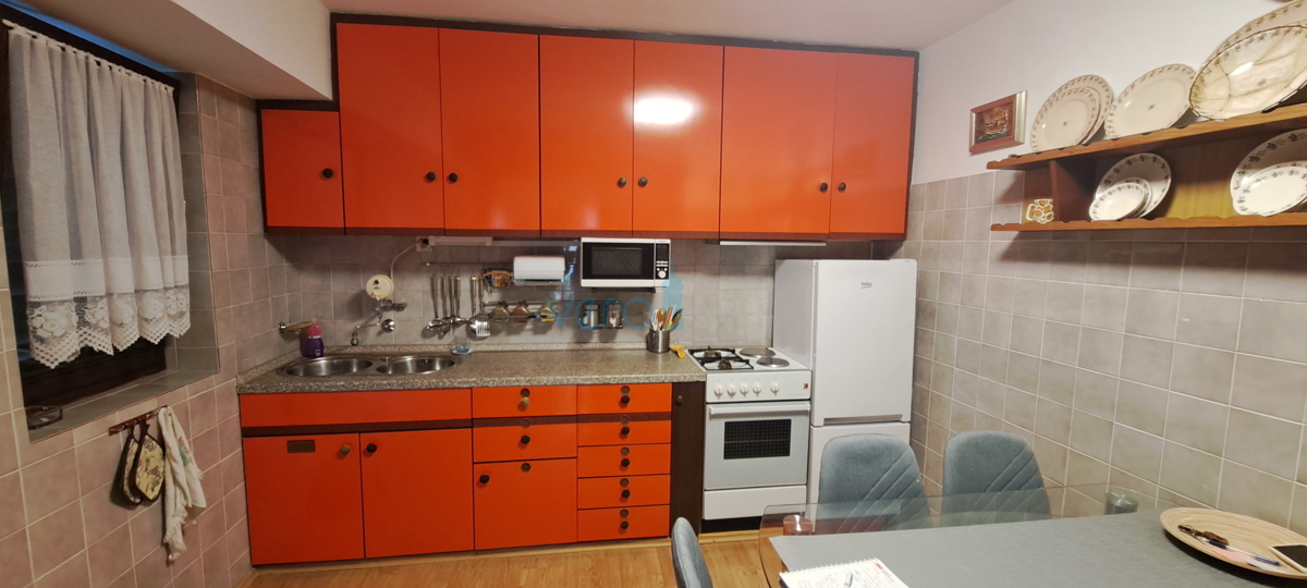 Omišalj, središče, kamnita hiša v vrsti 130 m2, terasa, parkirišče, prodaja