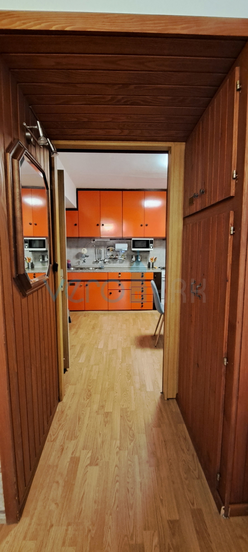 Omišalj, središče, kamnita hiša v vrsti 130 m2, terasa, parkirišče, prodaja