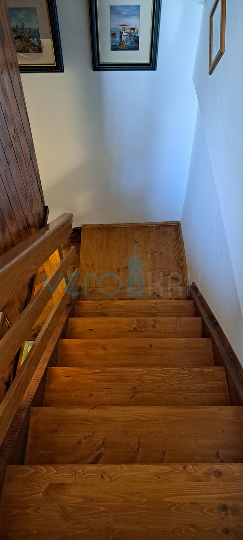 Omišalj, središče, kamnita hiša v vrsti 130 m2, terasa, parkirišče, prodaja