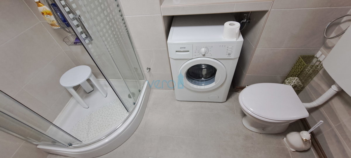 Omišalj, središče, kamnita hiša v vrsti 130 m2, terasa, parkirišče, prodaja