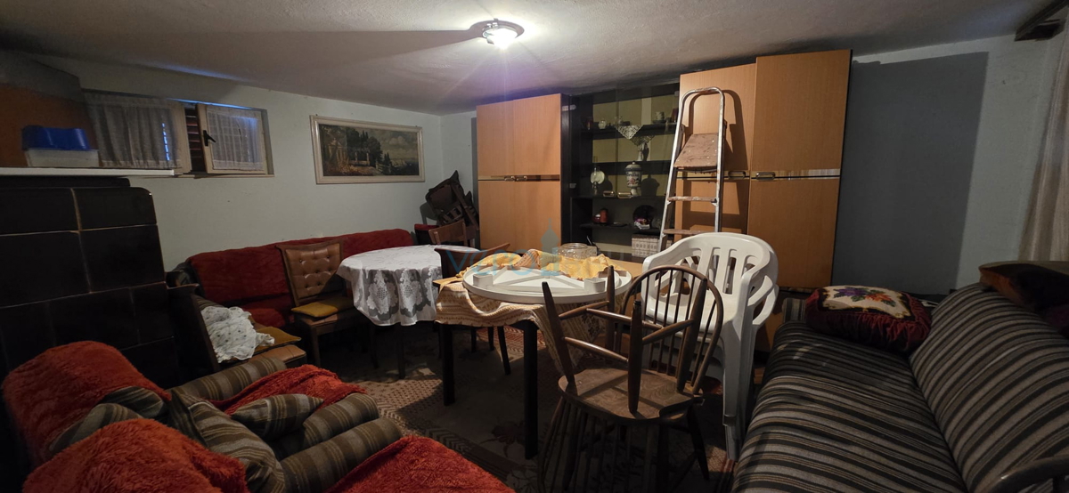 Gorski kotar, Vrbovsko, samostojna hiša s 3 stanovanji, vrt, prodaja