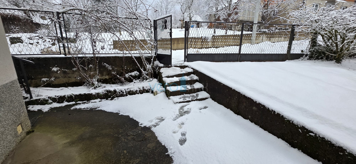 Gorski kotar, Vrbovsko, samostojna hiša s 3 stanovanji, vrt, prodaja