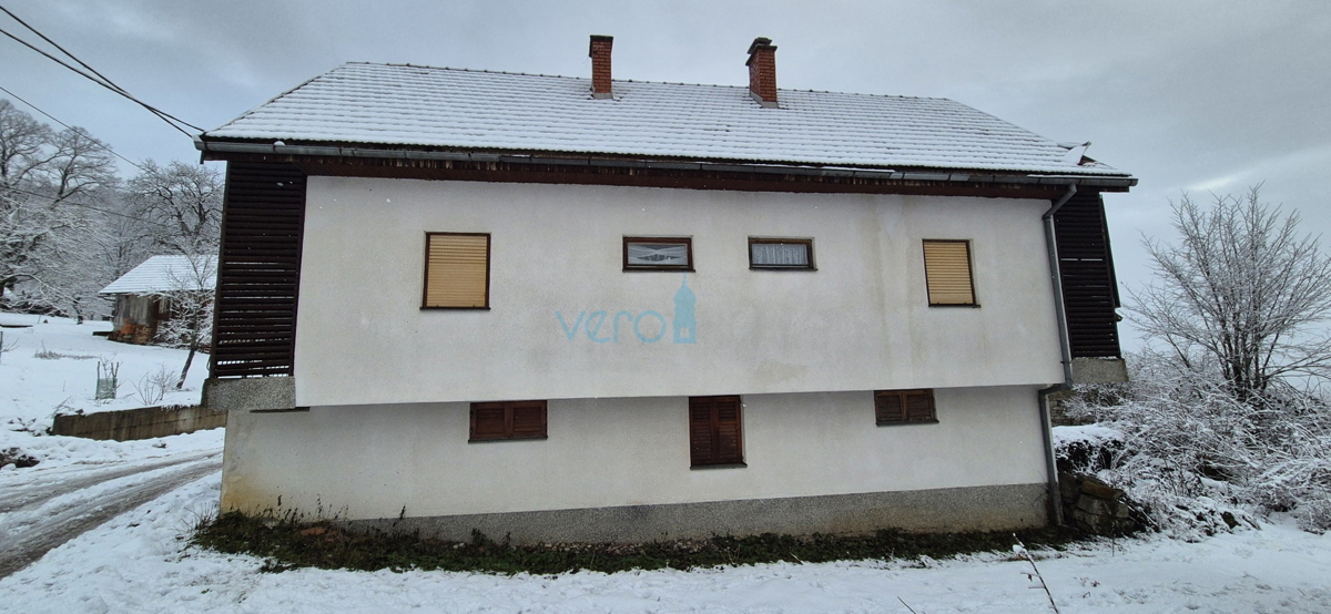Gorski kotar, Vrbovsko, samostojna hiša s 3 stanovanji, vrt, prodaja