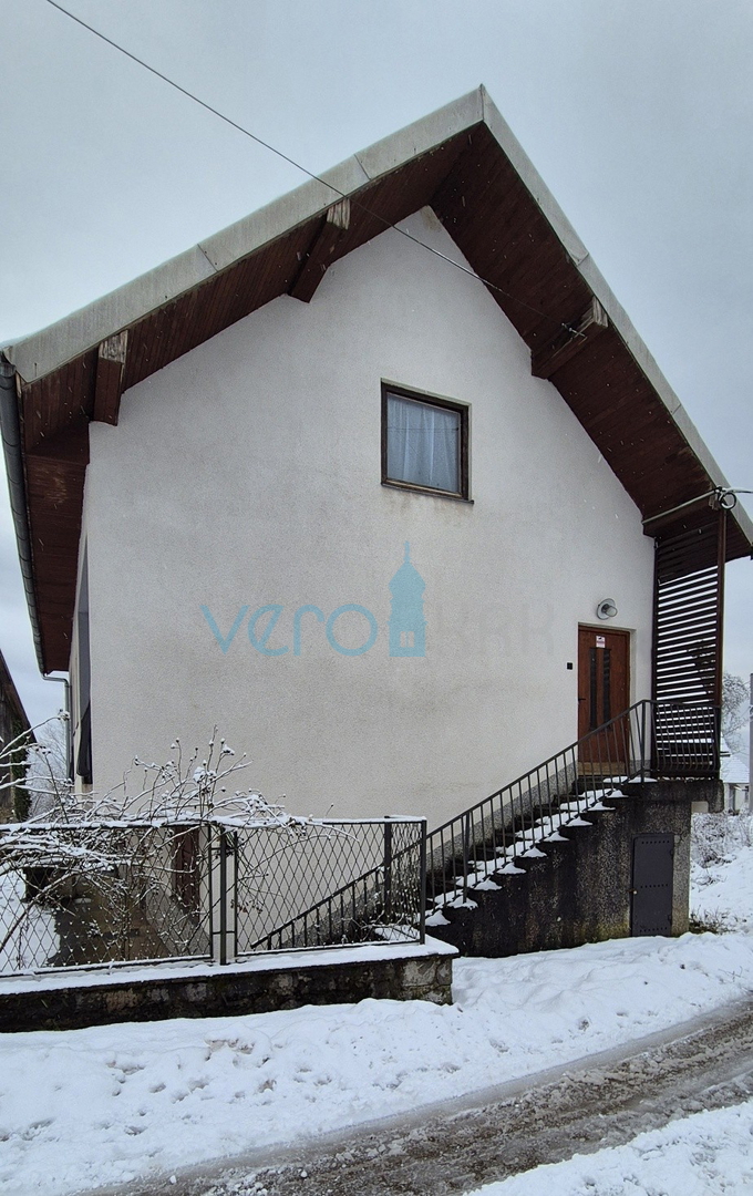 Gorski kotar, Vrbovsko, samostojna hiša s 3 stanovanji, vrt, prodaja
