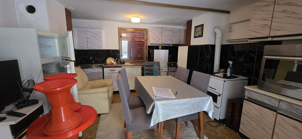 Gorski kotar, Vrbovsko, samostojna hiša s 3 stanovanji, vrt, prodaja