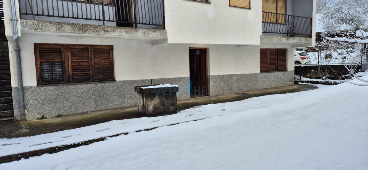 Gorski kotar, Vrbovsko, samostojna hiša s 3 stanovanji, vrt, prodaja