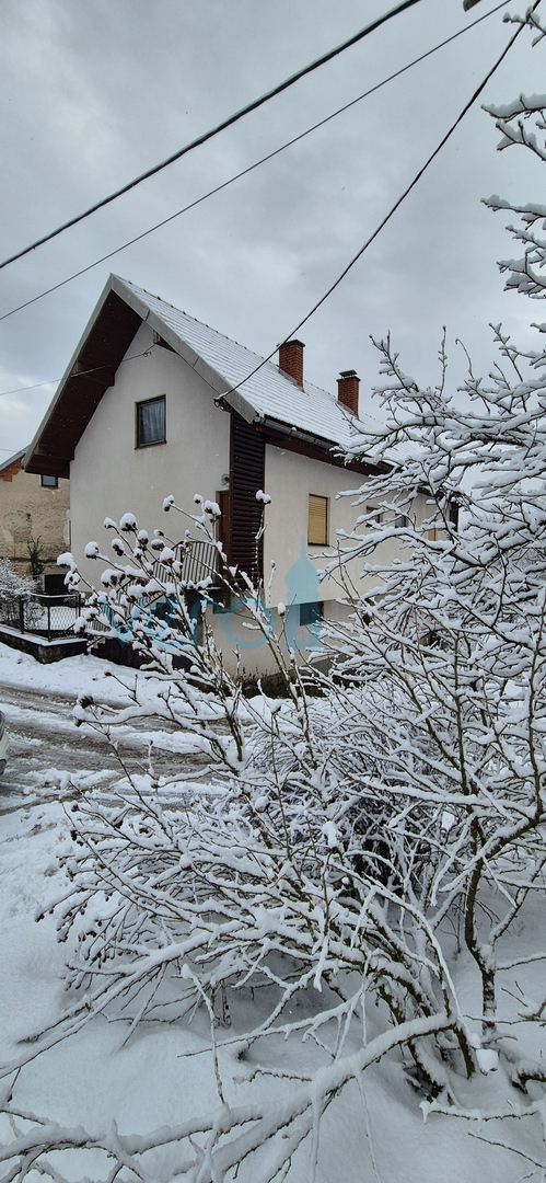 Gorski kotar, Vrbovsko, samostojna hiša s 3 stanovanji, vrt, prodaja