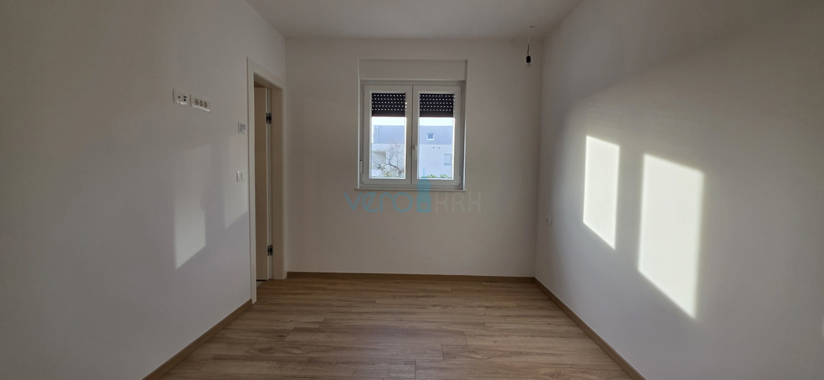 Istra, Novigrad, luksuzno stanovanje 124 m2, pritličje, novogradnja, bazen, razgled, vrt, prodaja