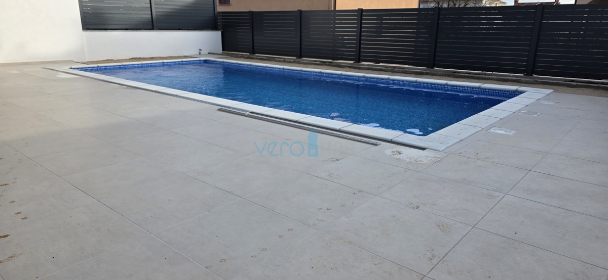 Istra, Novigrad, luksuzno stanovanje 124 m2, pritličje, novogradnja, bazen, razgled, vrt, prodaja