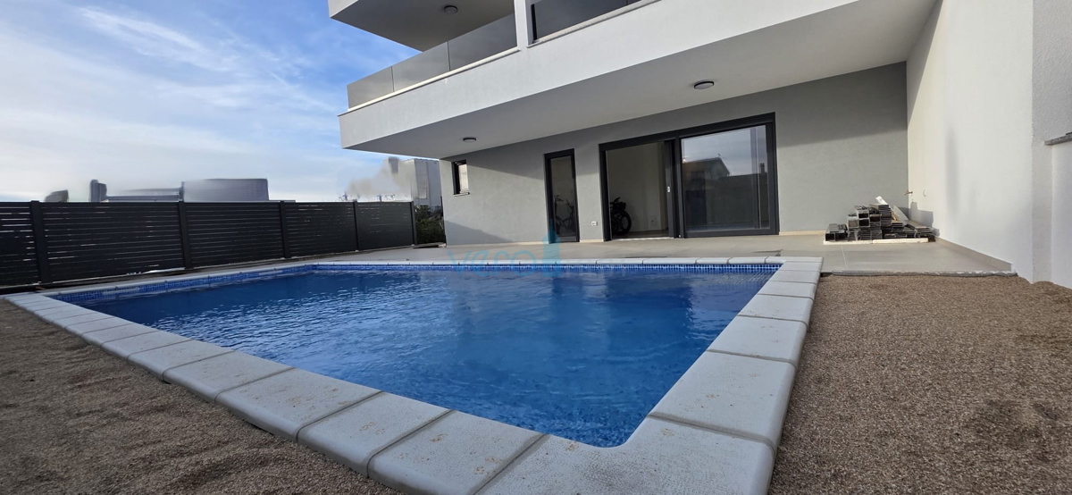 Istra, Novigrad, luksuzno stanovanje 124 m2, pritličje, novogradnja, bazen, razgled, vrt, prodaja