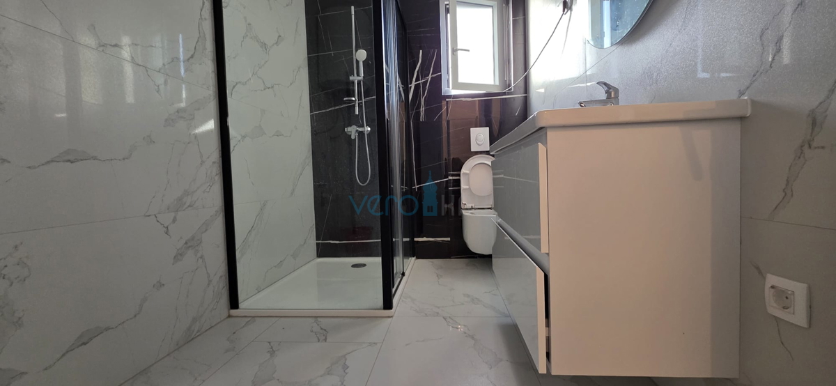 Istra, Novigrad, luksuzno stanovanje 124 m2, pritličje, novogradnja, bazen, razgled, vrt, prodaja