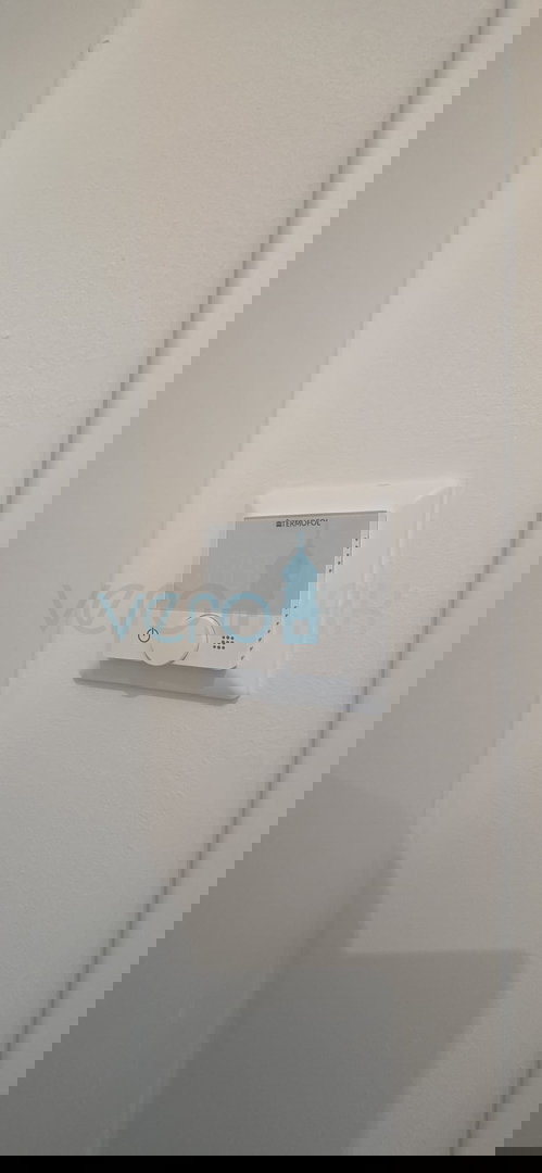 Istra, Novigrad, luksuzno stanovanje 124 m2, pritličje, novogradnja, bazen, razgled, vrt, prodaja