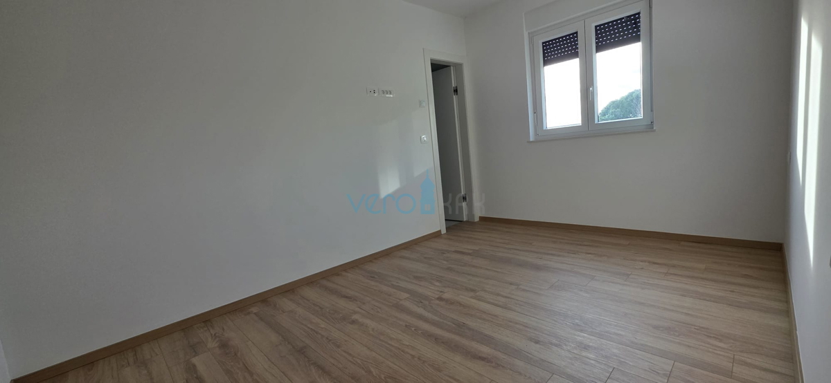 Istra, Novigrad, luksuzno stanovanje 124 m2, pritličje, novogradnja, bazen, razgled, vrt, prodaja