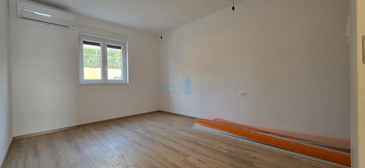 Istra, Novigrad, luksuzno stanovanje 124 m2, pritličje, novogradnja, bazen, razgled, vrt, prodaja