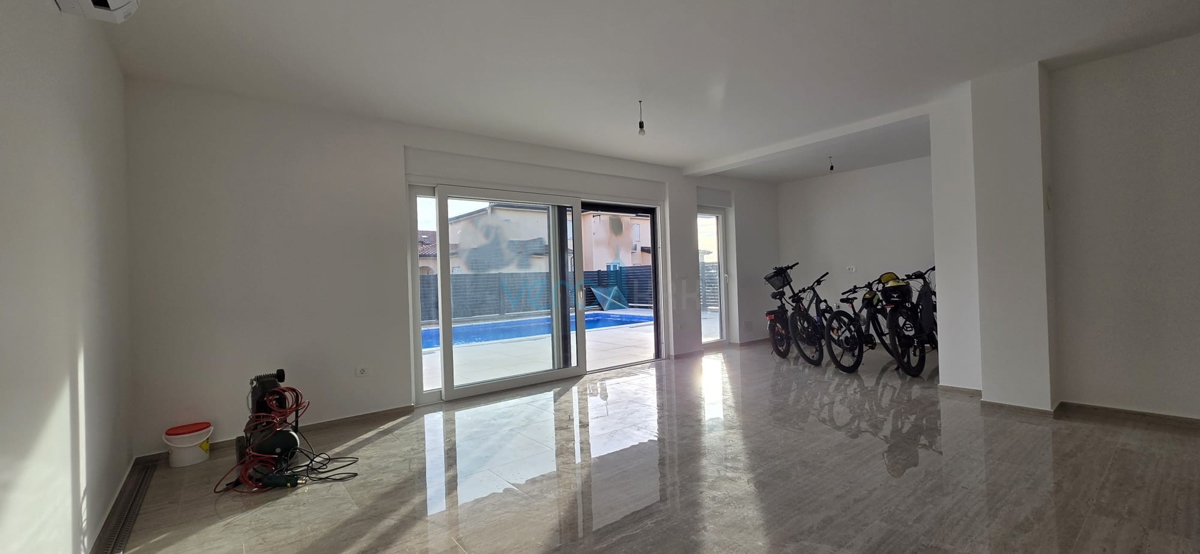 Istra, Novigrad, luksuzno stanovanje 124 m2, pritličje, novogradnja, bazen, razgled, vrt, prodaja