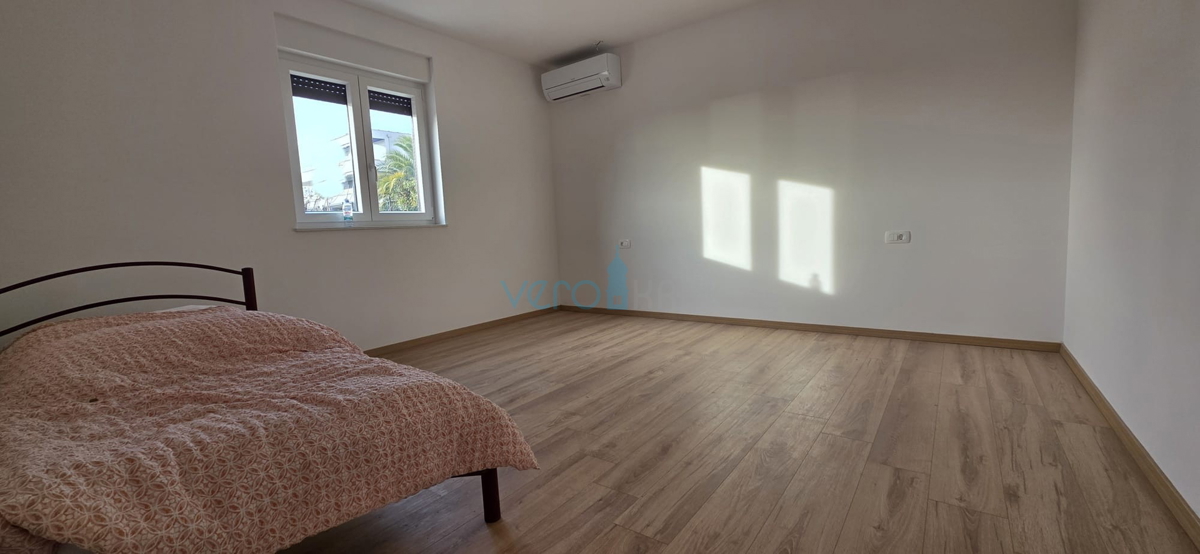 Istra, Novigrad, luksuzno stanovanje 124 m2, pritličje, novogradnja, bazen, razgled, vrt, prodaja