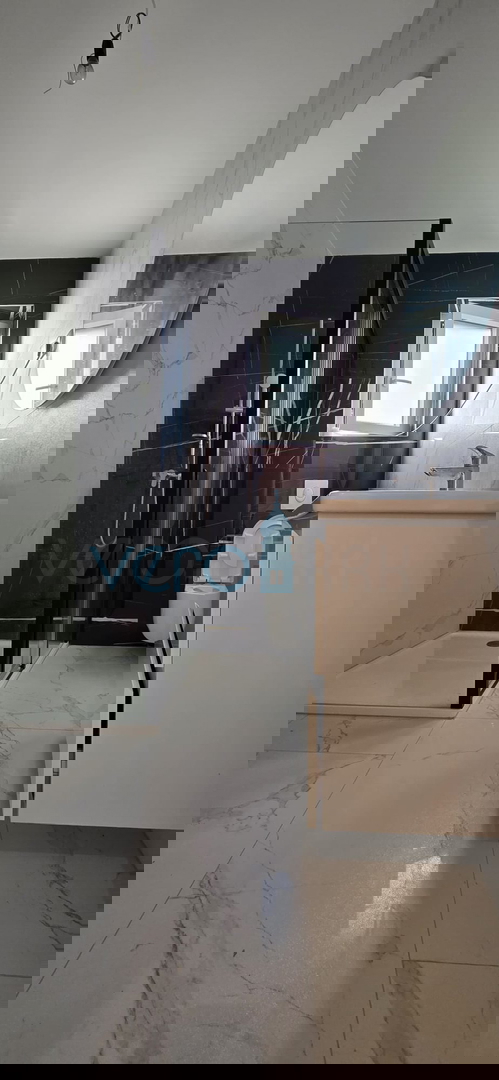 Istra, Novigrad, luksuzno stanovanje 124 m2, pritličje, novogradnja, bazen, razgled, vrt, prodaja