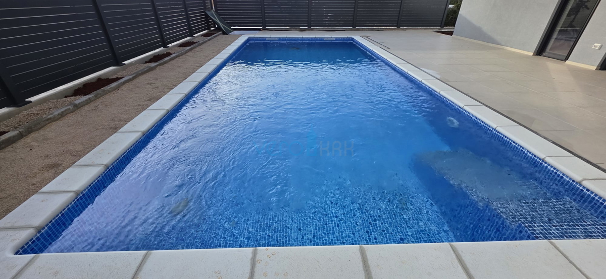 Istra, Novigrad, luksuzno stanovanje 124 m2, pritličje, novogradnja, bazen, razgled, vrt, prodaja