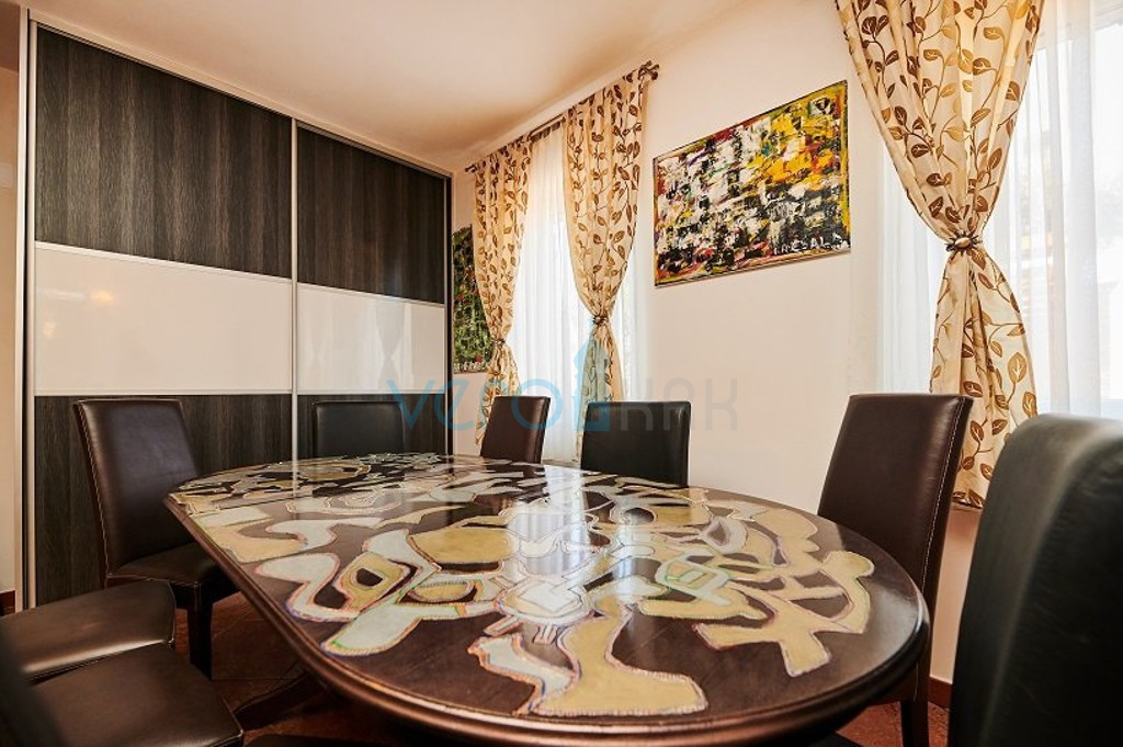 Istra, okolica Umaga, avtentična hiša 160 m2, na odlični lokaciji z urejenim vrtom, bazen, prodaja