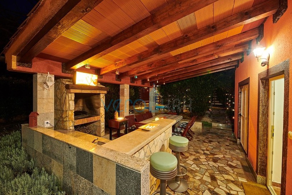 Istra, okolica Umaga, avtentična hiša 160 m2, na odlični lokaciji z urejenim vrtom, bazen, prodaja