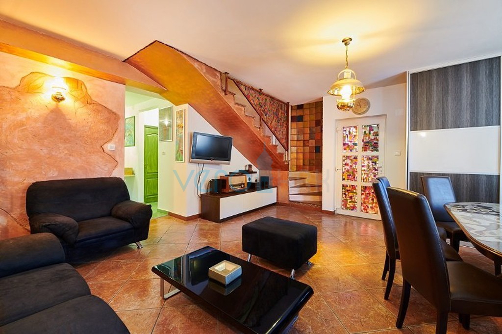 Istra, okolica Umaga, avtentična hiša 160 m2, na odlični lokaciji z urejenim vrtom, bazen, prodaja