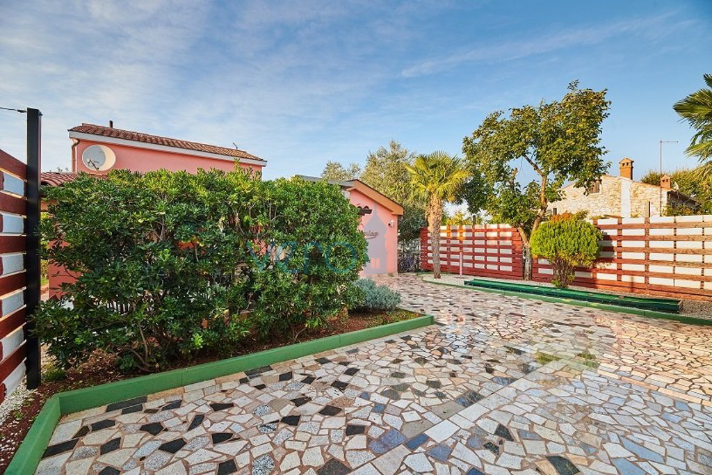 Istra, okolica Umaga, avtentična hiša 160 m2, na odlični lokaciji z urejenim vrtom, bazen, prodaja