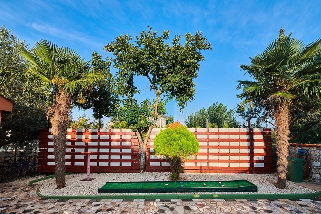 Istra, okolica Umaga, avtentična hiša 160 m2, na odlični lokaciji z urejenim vrtom, bazen, prodaja