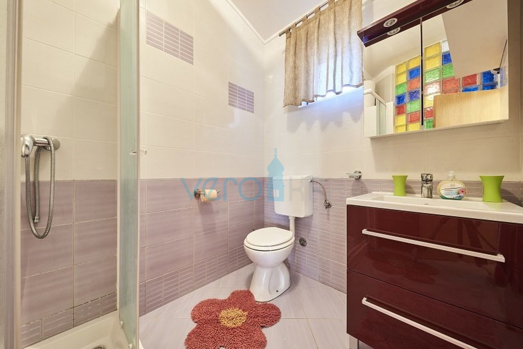 Istra, okolica Umaga, avtentična hiša 160 m2, na odlični lokaciji z urejenim vrtom, bazen, prodaja