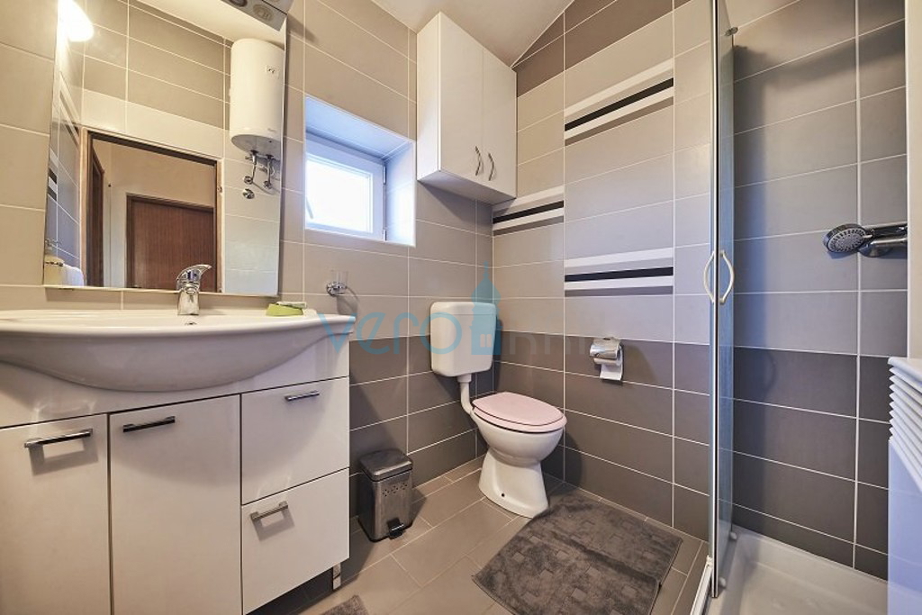 Istra, okolica Umaga, avtentična hiša 160 m2, na odlični lokaciji z urejenim vrtom, bazen, prodaja