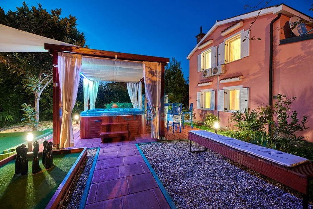 Istra, okolica Umaga, avtentična hiša 160 m2, na odlični lokaciji z urejenim vrtom, bazen, prodaja