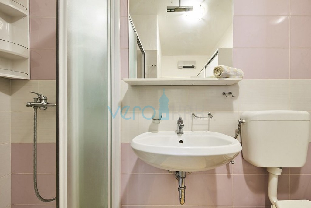 Istra, okolica Umaga, avtentična hiša 160 m2, na odlični lokaciji z urejenim vrtom, bazen, prodaja