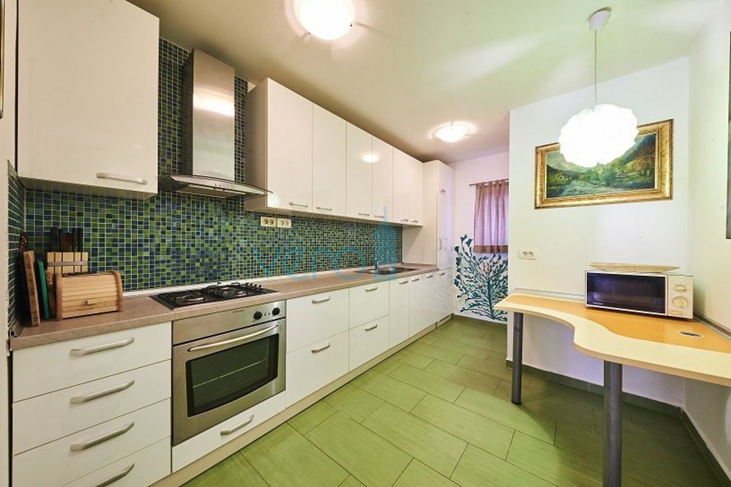 Istra, okolica Umaga, avtentična hiša 160 m2, na odlični lokaciji z urejenim vrtom, bazen, prodaja