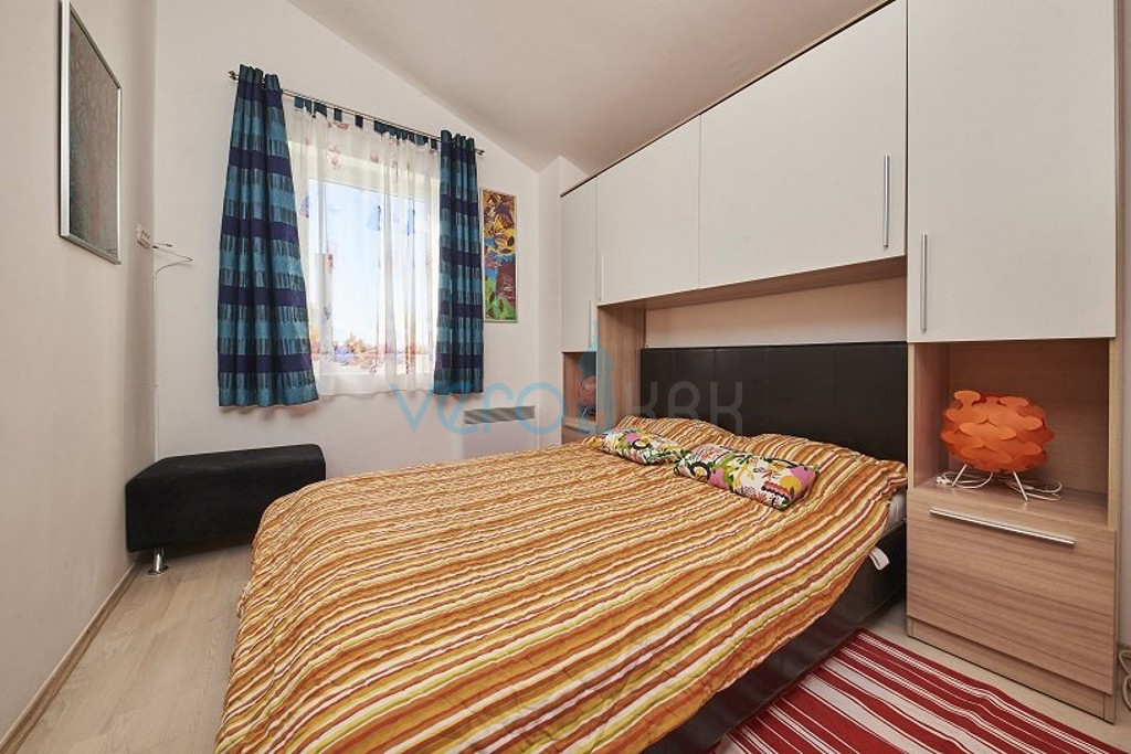 Istra, okolica Umaga, avtentična hiša 160 m2, na odlični lokaciji z urejenim vrtom, bazen, prodaja