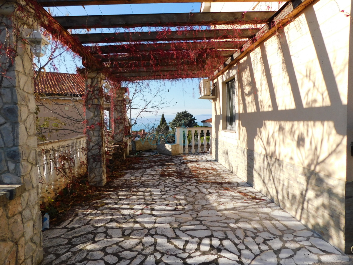 Malinska, dvoetažni apartma z vrtom in panoramskim pogledom na morje