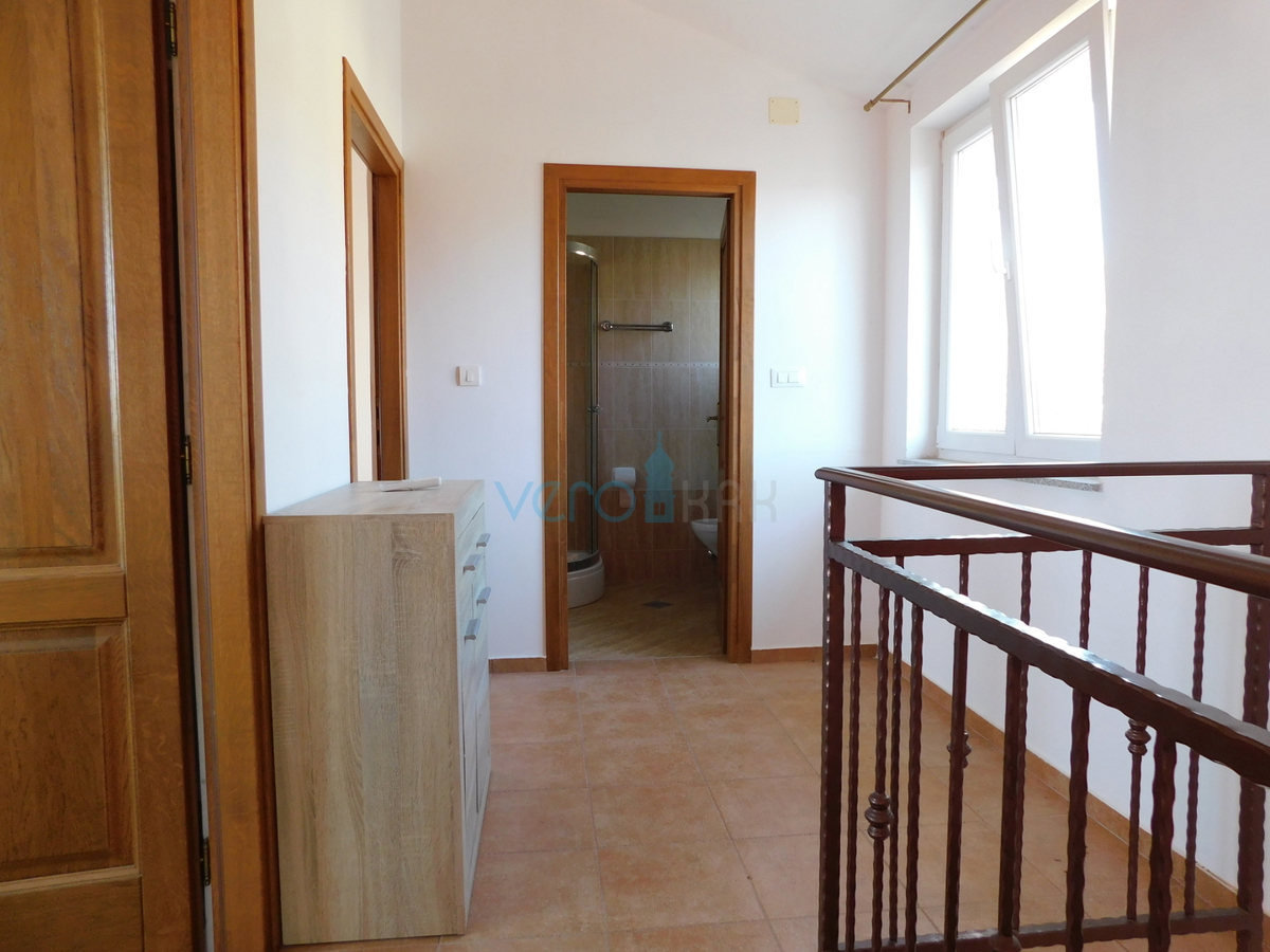 Malinska, dvoetažni apartma z vrtom in panoramskim pogledom na morje