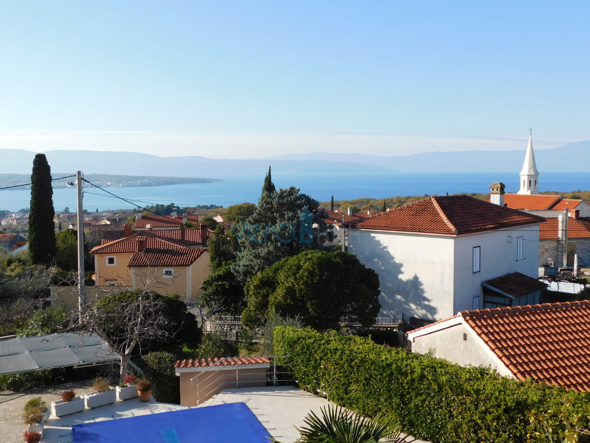 Malinska, dvoetažni apartma z vrtom in panoramskim pogledom na morje