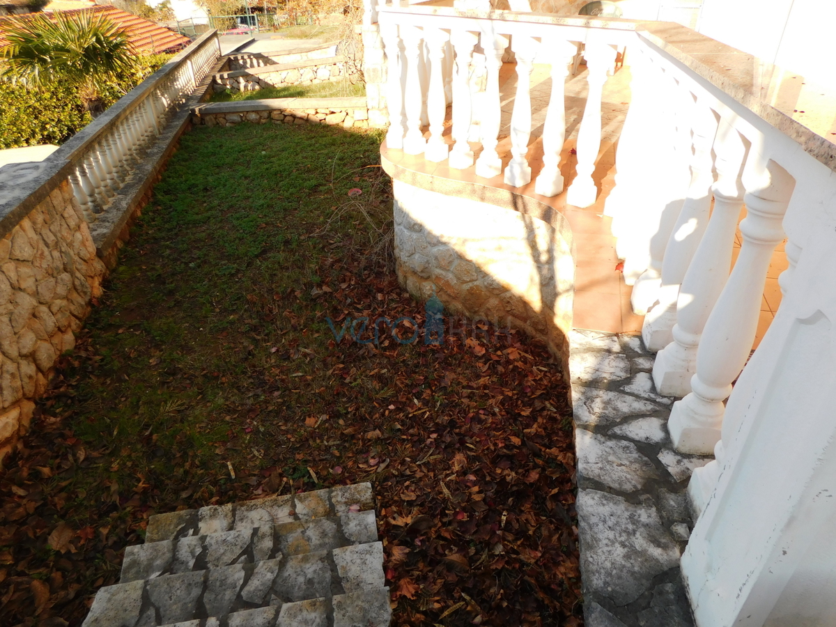 Malinska, dvoetažni apartma z vrtom in panoramskim pogledom na morje