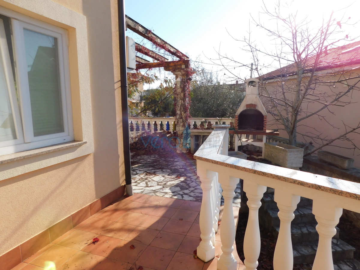 Malinska, dvoetažni apartma z vrtom in panoramskim pogledom na morje