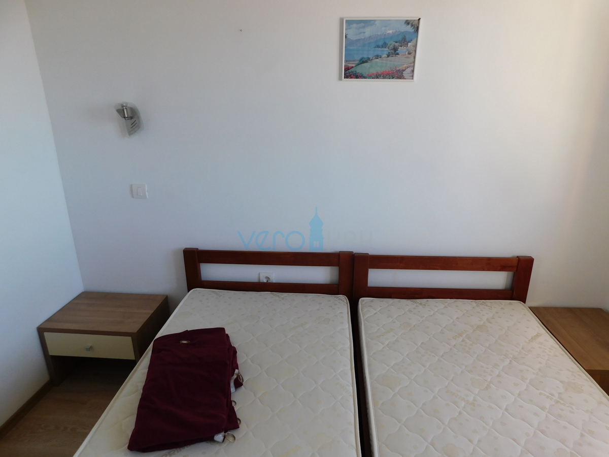 Malinska, dvoetažni apartma z vrtom in panoramskim pogledom na morje