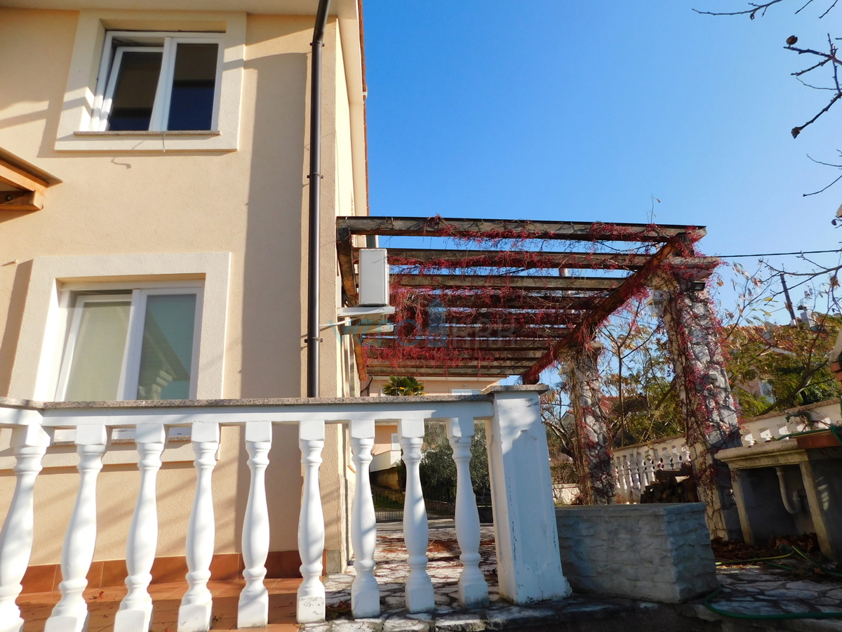 Malinska, dvoetažni apartma z vrtom in panoramskim pogledom na morje
