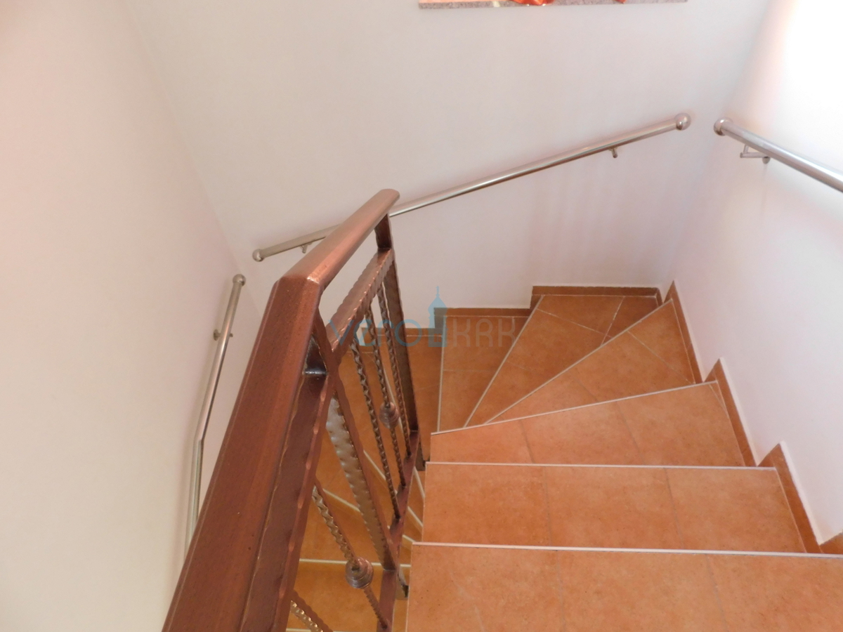 Malinska, dvoetažni apartma z vrtom in panoramskim pogledom na morje
