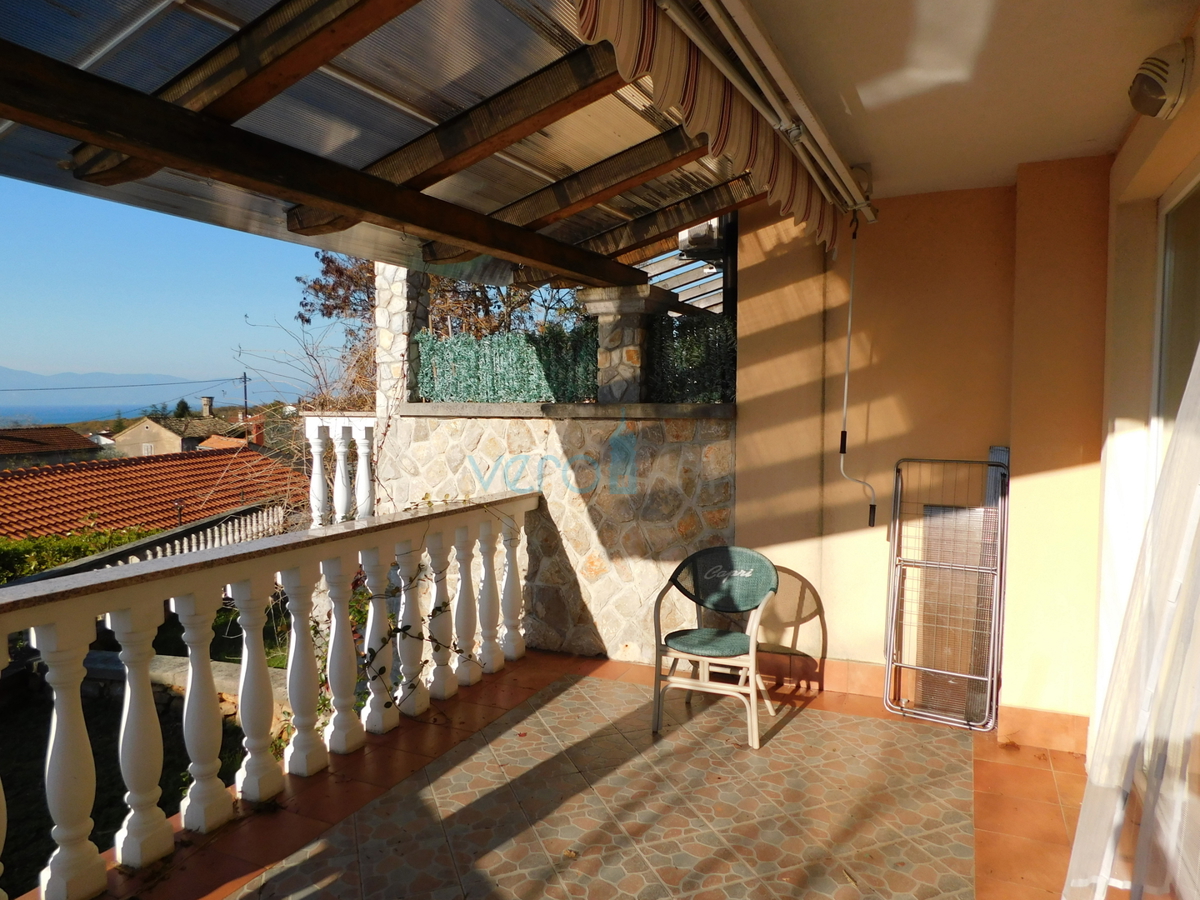 Malinska, dvoetažni apartma z vrtom in panoramskim pogledom na morje