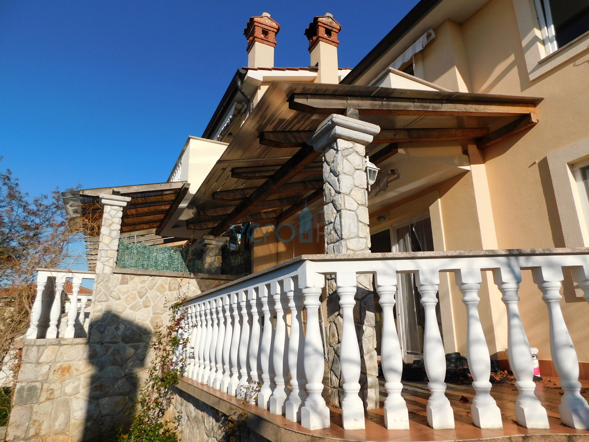 Malinska, dvoetažni apartma z vrtom in panoramskim pogledom na morje