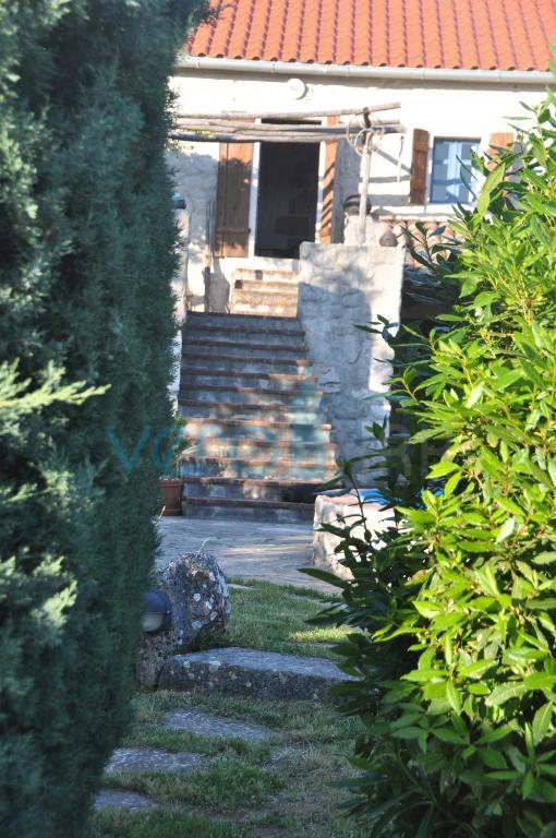 Dobrinj, okolica, samostojna kamnita hiša z bazenom in vrtom