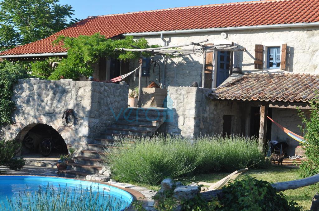 Dobrinj, okolica, samostojna kamnita hiša z bazenom in vrtom